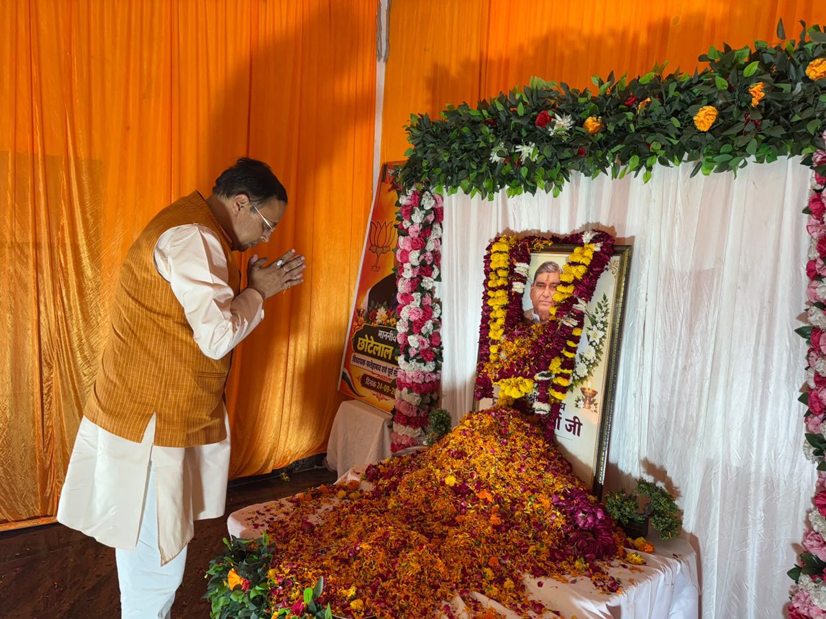 RamPratapBJP's tweet photo. फ़तेहाबाद विधानसभा के लोकप्रिय विधायक श्री छोटे लाल वर्मा जी के दुःखद निधन पर उनके आवास पहुँचकर परिजनों से भेंट की तथा अपनी शोक संवेदनाएँ व्यक्त कीं।

ईश्वर से प्रार्थना है कि शोकाकुल परिवार को यह अपार दुःख सहने की शक्ति प्रदान करें तथा पुण्यात्मा को अपने श्रीचरणों में स्थान दें https://t.co/EcSJ05fjHo