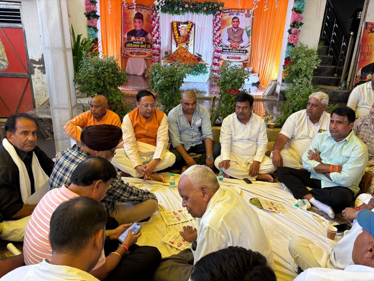 RamPratapBJP's tweet photo. फ़तेहाबाद विधानसभा के लोकप्रिय विधायक श्री छोटे लाल वर्मा जी के दुःखद निधन पर उनके आवास पहुँचकर परिजनों से भेंट की तथा अपनी शोक संवेदनाएँ व्यक्त कीं।

ईश्वर से प्रार्थना है कि शोकाकुल परिवार को यह अपार दुःख सहने की शक्ति प्रदान करें तथा पुण्यात्मा को अपने श्रीचरणों में स्थान दें https://t.co/EcSJ05fjHo