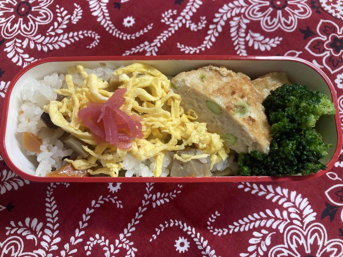 HANACO18's tweet photo. ちらし寿司の具は、筑前煮を刻んでリメイク
#お弁当 https://t.co/SEJEdvqHQZ