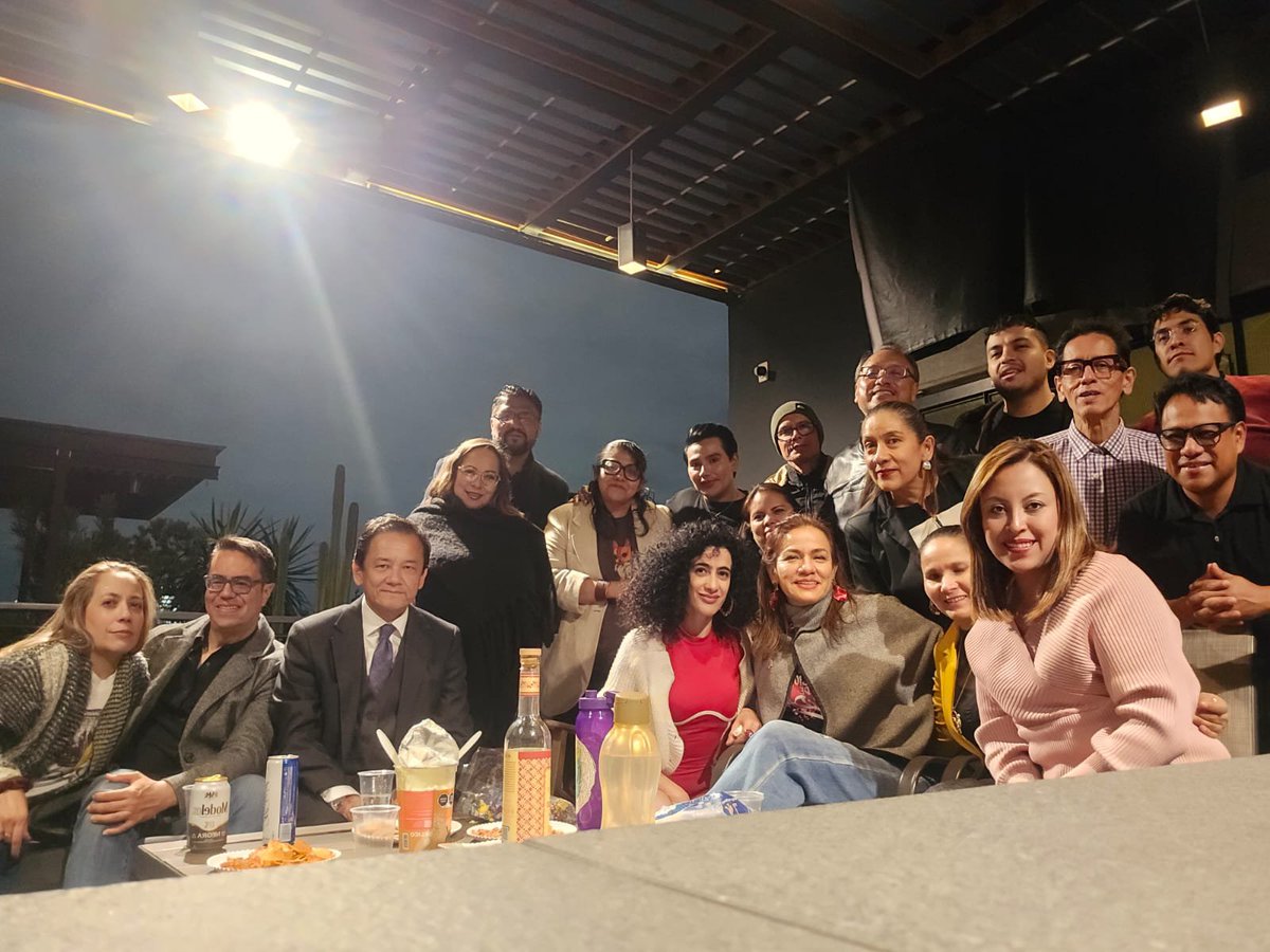 md_ruiza's tweet photo. Por concurso entré a trabajar como Capacitadora asistente electoral en Guadalajara, Vocal d Organización en Tlaquepaque, y casi 18 años (faltaron 17 días) como Vocal Ejecutiva en el retador distrito 10 de la CdMx, la Miguel Hidalgo.
Igual por concurso, hoy fui designada Vocal
1/2 https://t.co/phkPldcuVC