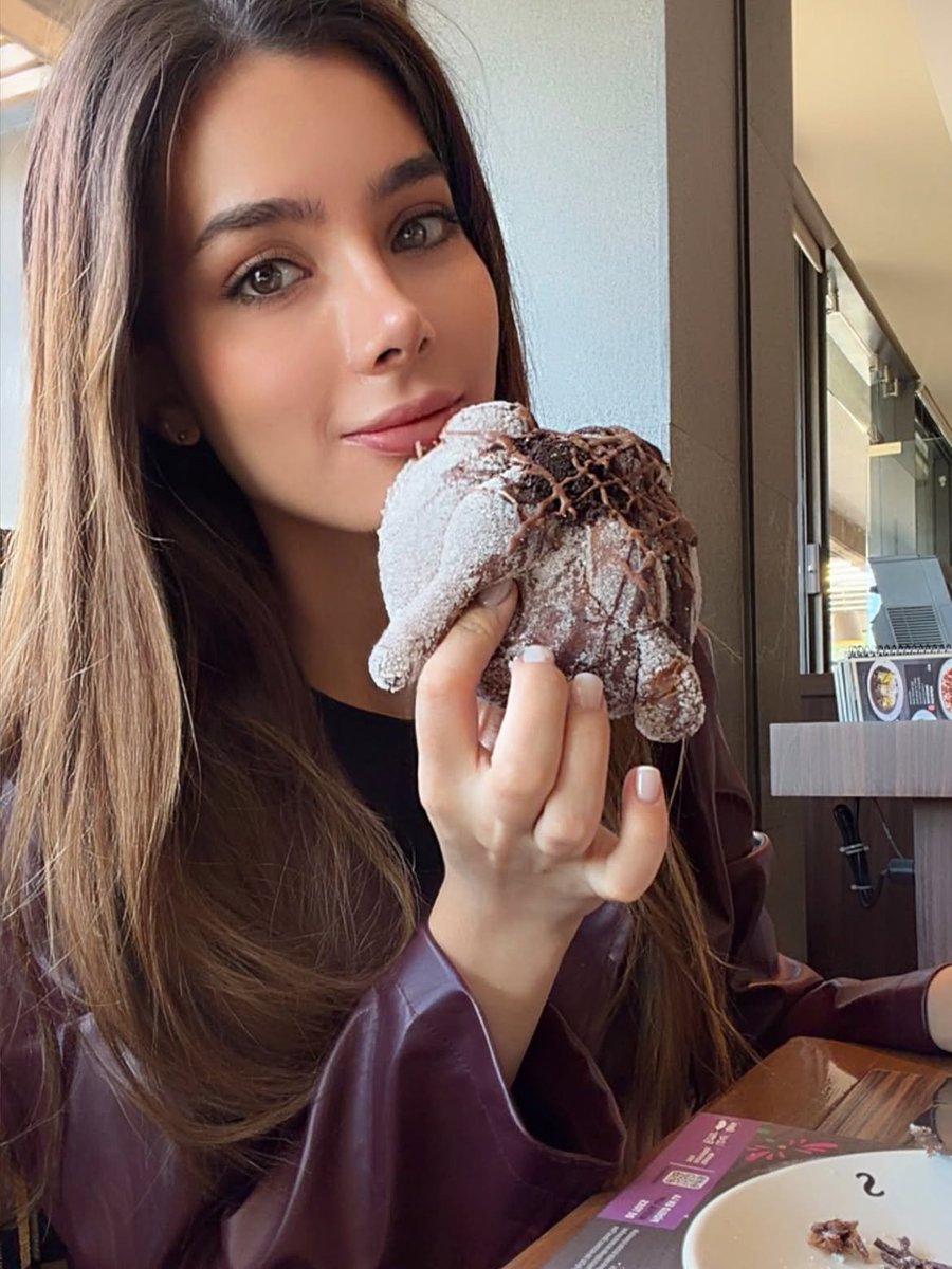 Gisselle_A_Soto's tweet photo. This choc croissant is fire base, but lowkey... am I sweeter or is this? 🥐✨ https://t.co/DqSG6uv4st