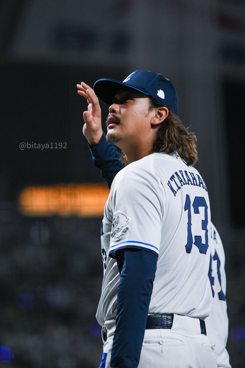 bitaya1192's tweet photo. 最後の場内一周時バックネット裏席に知り合いがいたかファンから声かけられたかで手を振るこーなさん
もっと笑顔の写真も撮れてる気がするけどひとまず

#髙橋光成 #seibulions
2026.09.29 ベルーナドーム https://t.co/pg0buHYp9N
