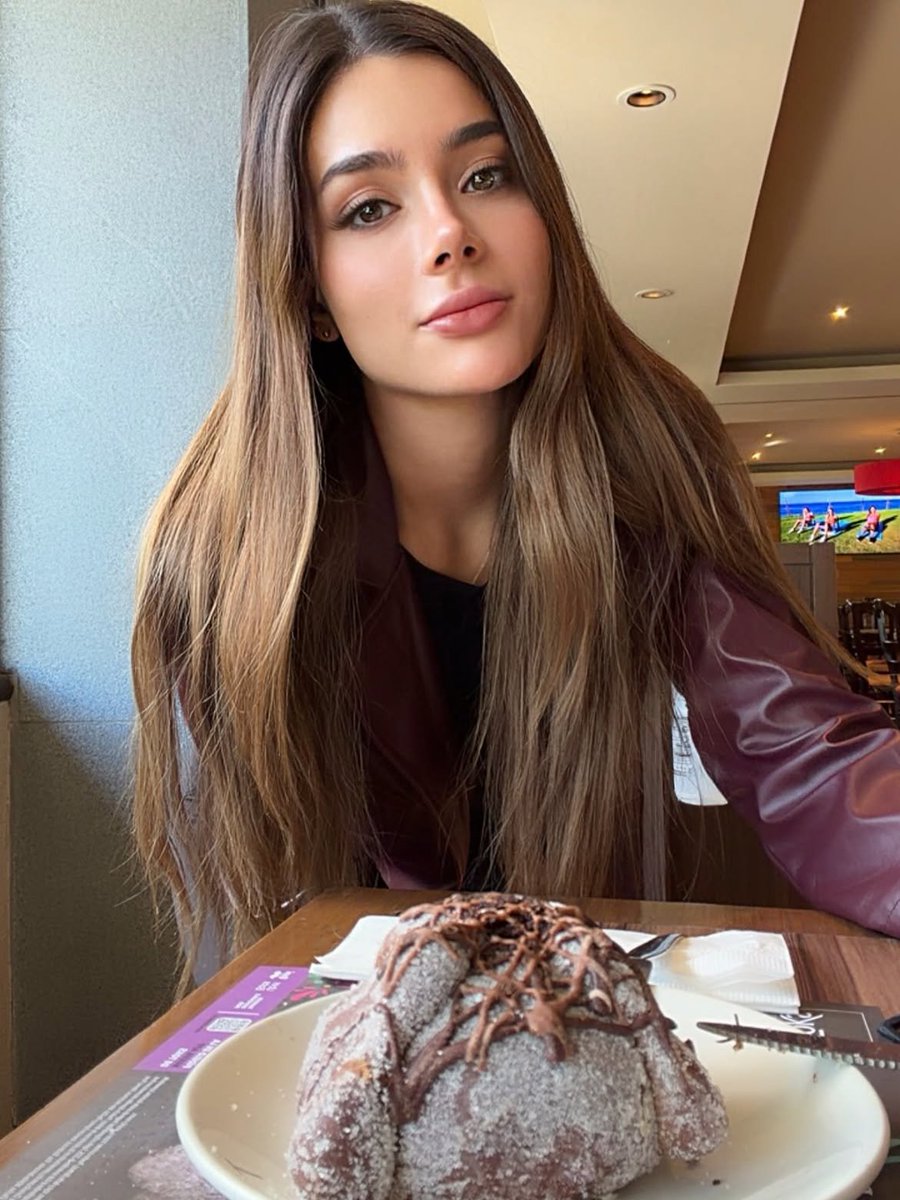 Gisselle_A_Soto's tweet photo. This choc croissant is fire base, but lowkey... am I sweeter or is this? 🥐✨ https://t.co/DqSG6uv4st