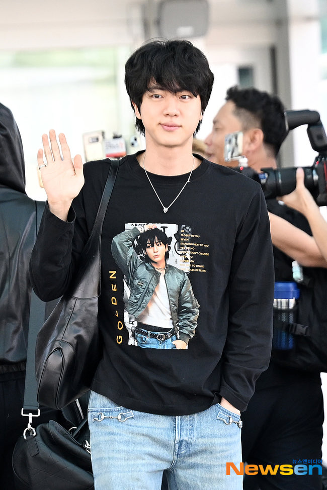24_c_m_t's tweet photo. ジンくん！！！
’GOLDEN’のジョングクTシャツ着てきた🤣ww
当然みんなで囲んで反応しちゃうよね🤣ww
ホビたんが爆笑してるのいいな😆

HAVE A SAFE FLIGHT BTS ✈️🇨🇴
PROTECT TAEHYUNG 💜
#ProtectTaehyung #방탄소년단 #BTS 
  https://t.co/yxeqDWoRYy https://t.co/jtTYGJYbLY