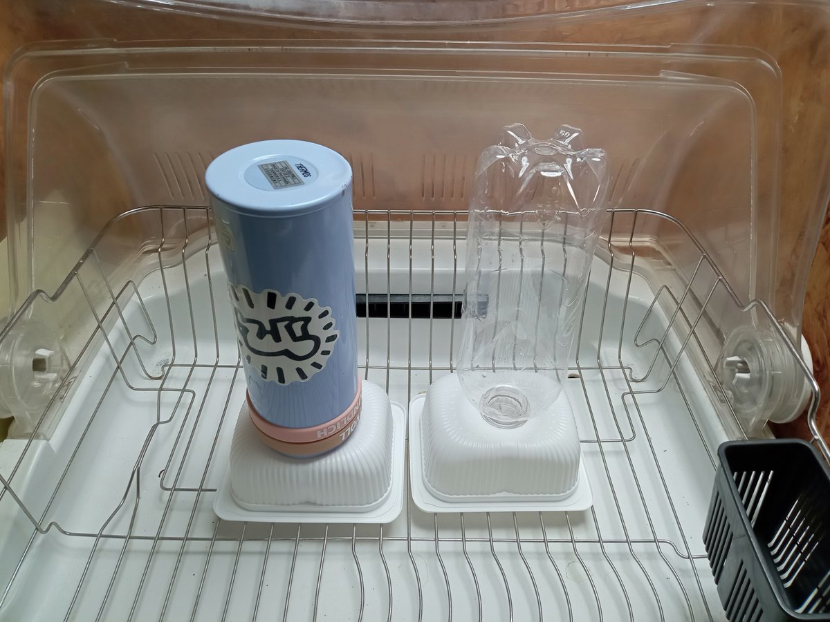 excitingpepee's tweet photo. ( ･ω･)ﾉ 先日、パックご飯の容器から作成したドリンクボトルホルダーの出来が良かったので、ペットボトル用も作ってみたら完璧だった。

なので作り方を紹介しておきます。
まず青い線の部分をカッターナイフで切り込みを入れ、次に赤い線の部分をハサミで切ります。

※卑猥な物ではないです https://t.co/4uGLnxNQdn
