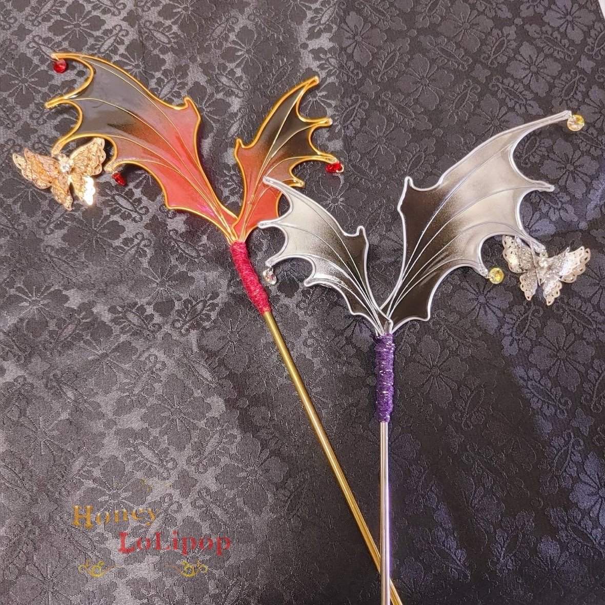 kumonosu_268's tweet photo. 🦇 #ヴァンパイアの日 🦇
夜黒の一翼
-ある大事な案内パーティに出席するためのアイテム-

Abyss Reaper
-蝙蝠の羽を鎌に見立てた逸品-

月下の接吻
-口づけを交わすことで新たな運命が動きだす-

蝙蝠の羽や薔薇でヴァンパイアモチーフ🦇
どれも現在烏水屋通販にて購入できます✨
通販URLはリプ欄へ https://t.co/EbPdqwdh44