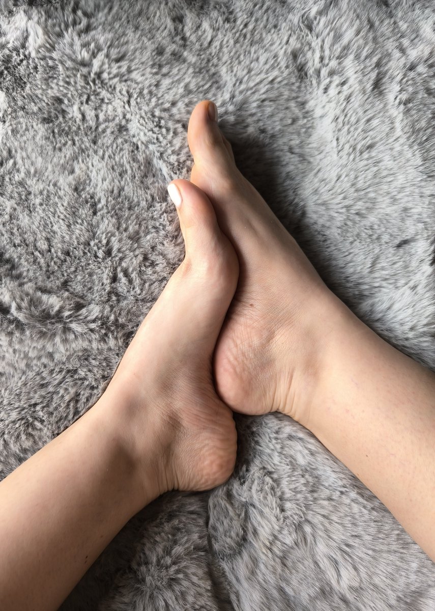 YourSweetAg's tweet photo. I love hairy rugs... 😏💖
...
𝐴𝑚𝑜 𝑙𝑎𝑠 𝑎𝑙𝑓𝑜𝑚𝑏𝑟𝑎𝑠 𝑝𝑒𝑙𝑢𝑑𝑎𝑠...😏💖
#Kinks #Feet #Foot #FeetFetısh #FootFetısh #SexyFeet #FeetGoddess #WorshipMe #FeetLover #Curve #FeetCurves #Arche #FootArche https://t.co/3y8N1JsfNz
