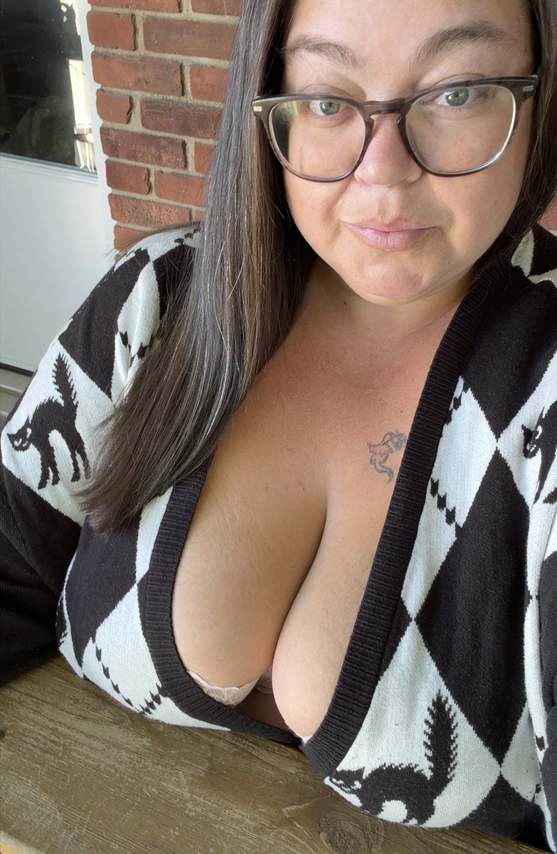 JustJezzebel's tweet photo. What do you notice first in this picture… my eyes or … 🤭
#curvy #OF https://t.co/cOQ9s8eGqS