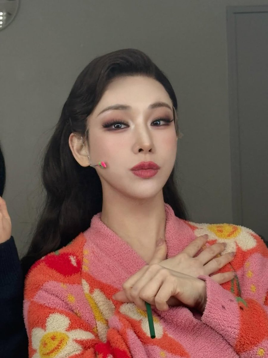 ssum__log's tweet photo. 같은 가운인데 왼쪽은 앙칼진 깜고 같고 오른쪽은 우울한 강쥐 같음 https://t.co/jYGIlBQpvA