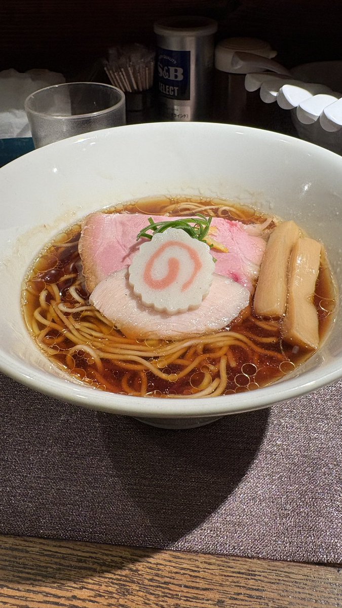 nt_palmer's tweet photo. 新橋というか御成門というかにある光麟堂さん。めちゃくちゃ美味しかったです。太麺細麺選べて細麺にしたけど太麺はどんな感じなんだろう
#ラーメン https://t.co/blE973Y5a0