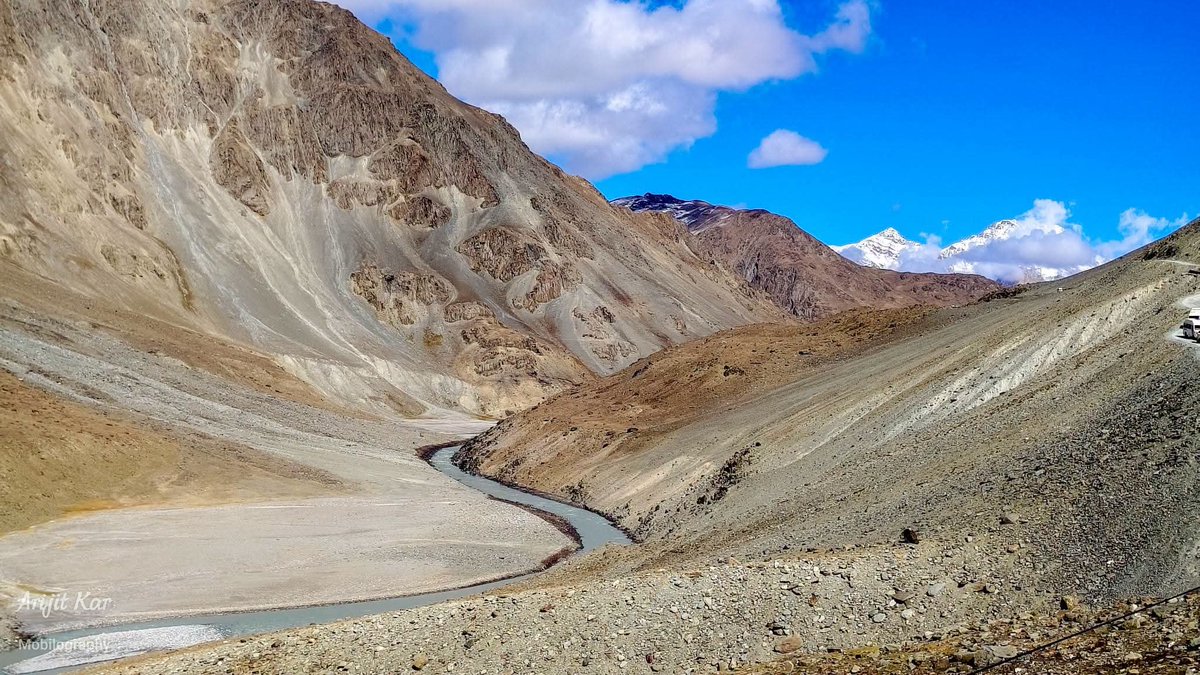 Surender_10K's tweet photo. Chandra River at Lahul Valley on way to Chandratal from Lossar ✨💙
#Chandratal #River #LahaulValley #Lossar #ChandraRiver https://t.co/pv6z3PVkGn