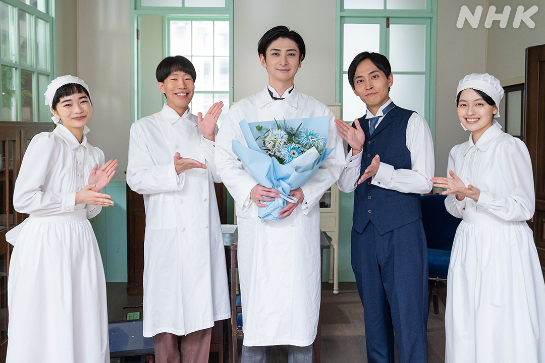 asadora_nhk's tweet photo. ＼#風薫るクランクアップ／
【 💐坂口涼太郎さん 💐古川雄大さん 💐平埜生成さん 💐中野英樹さん】

先生たちのクランクアップ。
藤田先生は文さんとシマケンの診察で、今井先生は最終週の特別講義で再登場。
そして、新潟の赤痢の際に大活躍した黒川先生。
みなさま、#俺たちの黒川 のハッシュタグ、ありがとうございました🙇‍♀️

#朝ドラ #風薫る
#見上愛 #上坂樹里
#古川雄大 #坂口涼太郎 #平埜生成 #��野英樹

最終週の見逃し配信はプロフィール欄📎から飛べます
※放送から1週間、何度でもご覧いただけます。