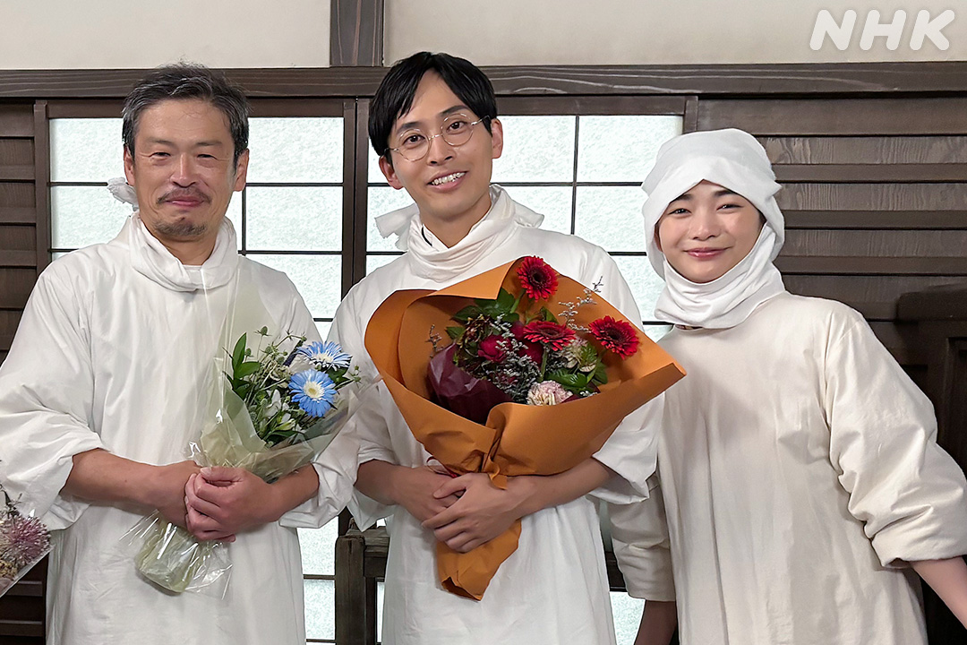 asadora_nhk's tweet photo. ＼#風薫るクランクアップ／
【 💐坂口涼太郎さん 💐古川雄大さん 💐平埜生成さん 💐中野英樹さん】

先生たちのクランクアップ。
藤田先生は文さんとシマケンの診察で、今井先生は最終週の特別講義で再登場。
そして、新潟の赤痢の際に大活躍した黒川先生。
みなさま、#俺たちの黒川 のハッシュタグ、ありがとうございました🙇‍♀️

#朝ドラ #風薫る
#見上愛 #上坂樹里
#古川雄大 #坂口涼太郎 #平埜生成 #��野英樹

最終週の見逃し配信はプロフィール欄📎から飛べます
※放送から1週間、何度でもご覧いただけます。