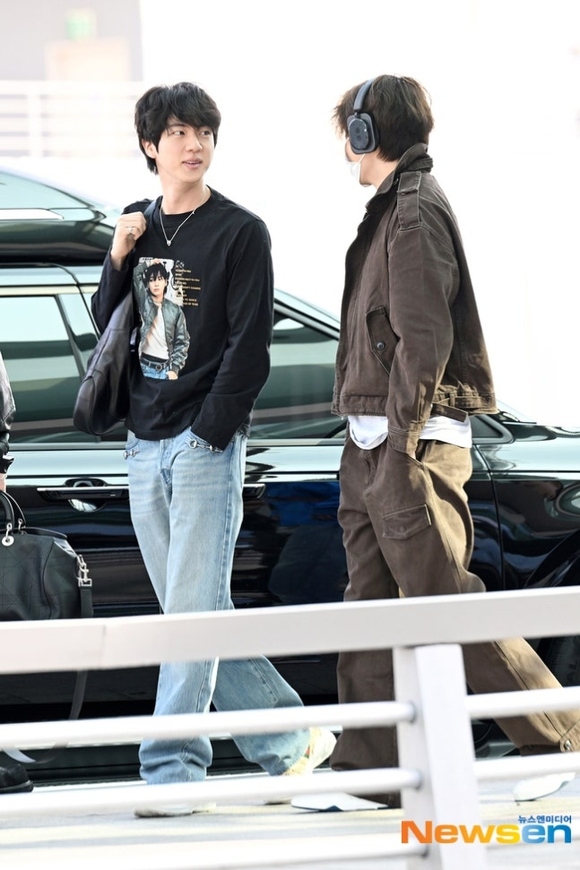Kstyle_news's tweet photo. 【PHOTO】BTS、ワールドツアーのため出国…ジンはジョングクのTシャツを着て登場

⏬全ての写真（21枚）と動画はリプライの記事から https://t.co/qlWkAkjvIK