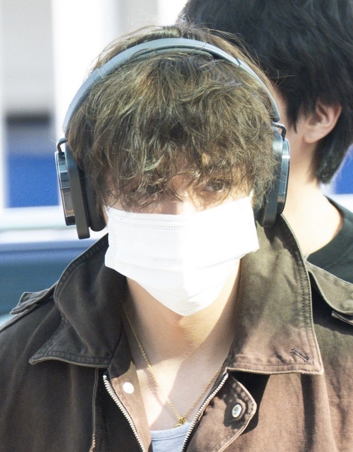 vanteglowshots's tweet photo. Taehyung looks good with his perm hair https://t.co/5WjIuK6XuF