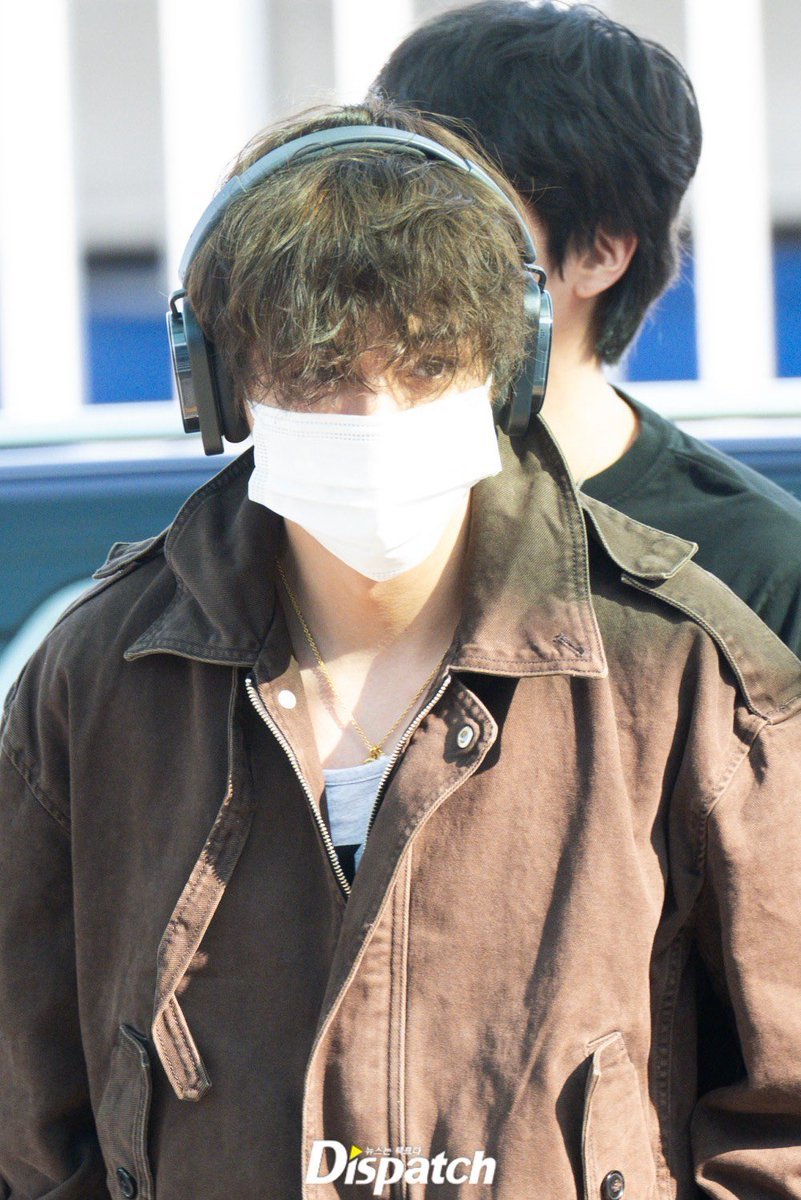 vanteglowshots's tweet photo. Taehyung looks good with his perm hair https://t.co/5WjIuK6XuF