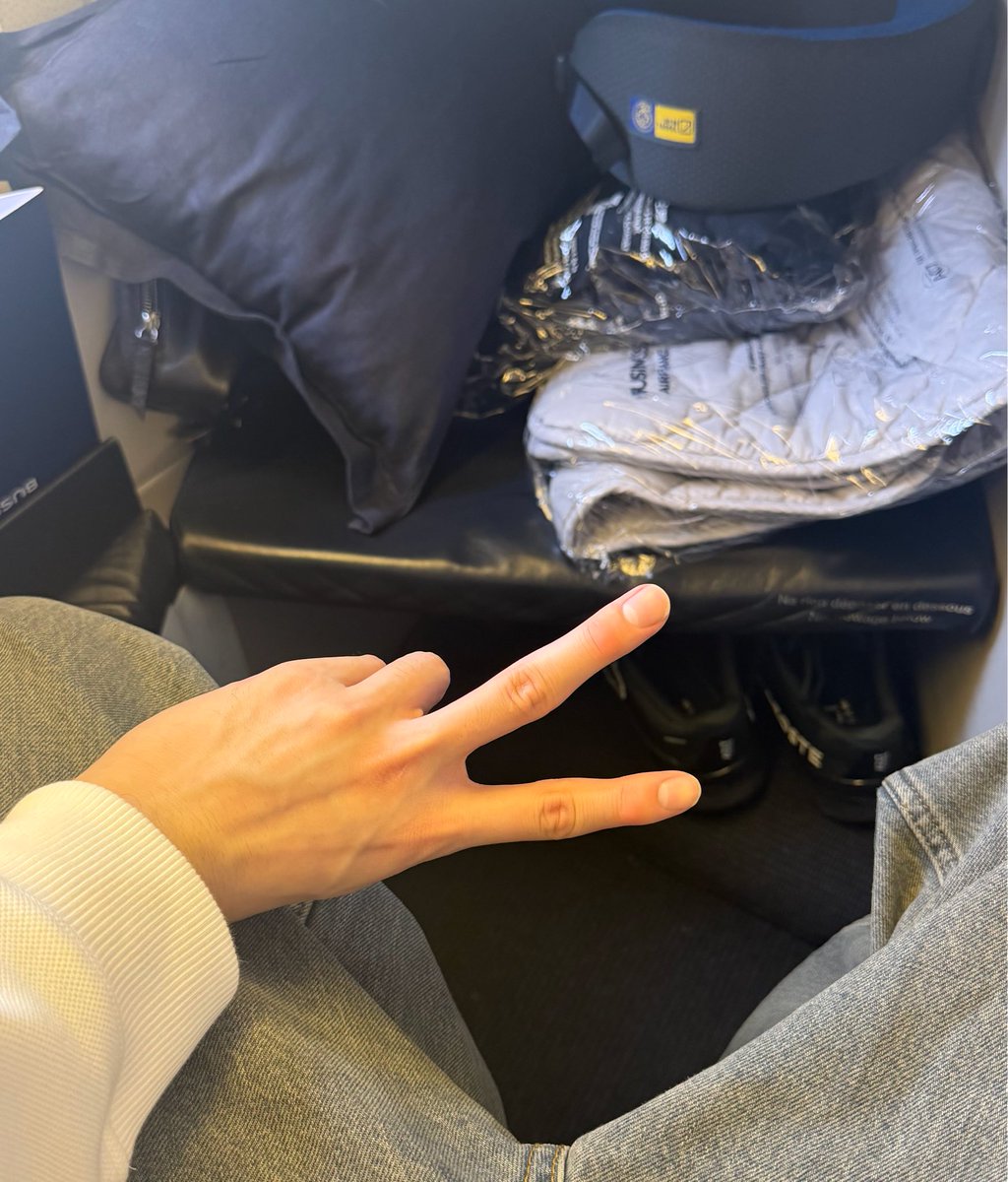 Nhi7cute's tweet photo. 파리로의 여정을 시작해 볼까요! 밝게 빛나세요!😎🩵🇫🇷✌️

KIM YOON SIK PARIS FASHION WEEK  #KIMYOONSIKPFWSS27 #YoonSikInParis https://t.co/WYQHjIctOT