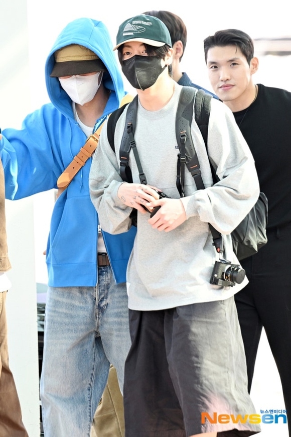 Kstyle_news's tweet photo. 【PHOTO】BTS、ワールドツアーのため出国…ジンはジョングクのTシャツを着て登場

⏬全ての写真（21枚）と動画はリプライの記事から https://t.co/qlWkAkjvIK