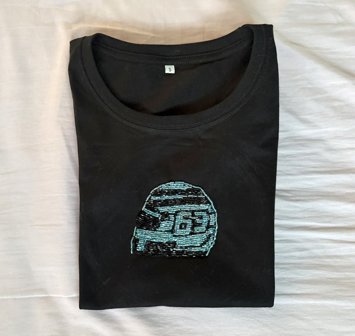 escuderiastore's tweet photo. holaa #f1twt me hice una cuenta para presentarles mi emprendimiento!!
realizo baby tees bordadas a mano con canutillos/mostacillas de f1.
soy de buenos aires y realizo envios a todo el país 🇦🇷<3

me ayudarian muchisimo con likes y rts!!! 🥺 https://t.co/k0pFzfL9vR