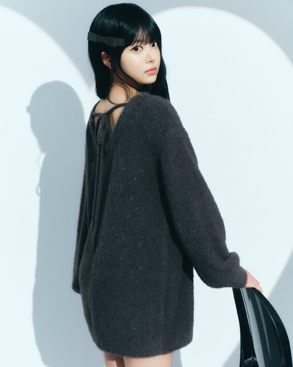 _gelatopique's tweet photo. 本日、9.30 wed 発売スタート

HEART COLLECTION 
with HONG EUNCHAE of LE SSERAFIM

▶ https://t.co/90lyr4dSJF

LE SSERAFIMのHONG EUNCHAEが着こなす
あまく、さりげないきらめきに惹かれる
HEART COLLECTION♡
 
あたたかなムードがはじまるころ、
ちりばめたラメやスパンコールのエッセンスに、こころが躍る。
 
きらめきの中に、ほどよい抜け感をプラスして
あたらしい表情で秋を迎えるコレクション。

#gelatopique
#ジェラートピケ
#roomwear
#ルームウェア
#LE_SSERAFIM
@le_sserafim_jp