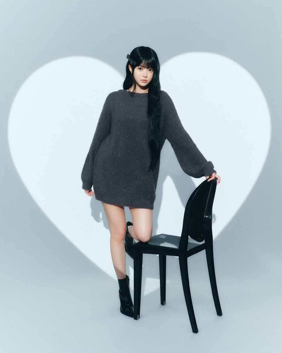 _gelatopique's tweet photo. 本日、9.30 wed 発売スタート

HEART COLLECTION 
with HONG EUNCHAE of LE SSERAFIM

▶ https://t.co/90lyr4dSJF

LE SSERAFIMのHONG EUNCHAEが着こなす
あまく、さりげないきらめきに惹かれる
HEART COLLECTION♡
 
あたたかなムードがはじまるころ、
ちりばめたラメやスパンコールのエッセンスに、こころが躍る。
 
きらめきの中に、ほどよい抜け感をプラスして
あたらしい表情で秋を迎えるコレクション。

#gelatopique
#ジェラートピケ
#roomwear
#ルームウェア
#LE_SSERAFIM
@le_sserafim_jp