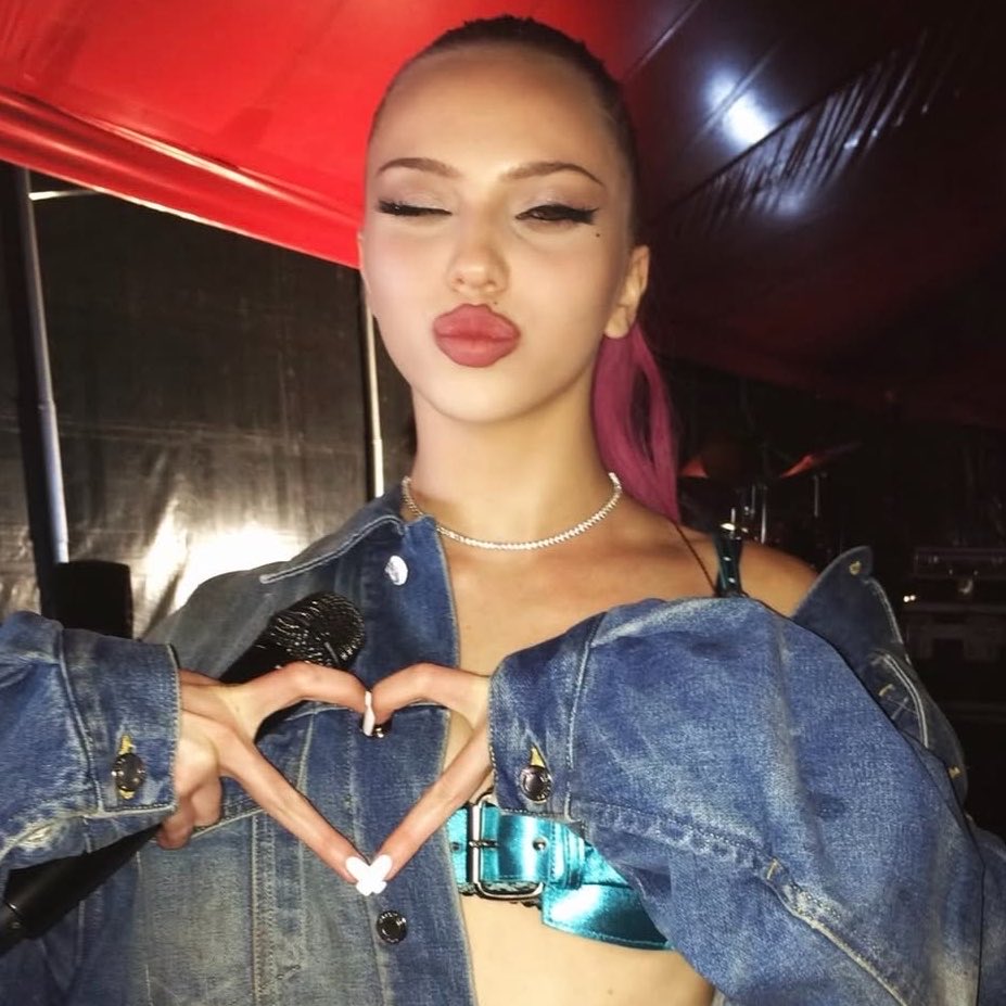 updateadela's tweet photo. — oii, ajudem uma conta pequena a crescer? me sigam para mais! 🥹💗 https://t.co/KWroSFEBzM