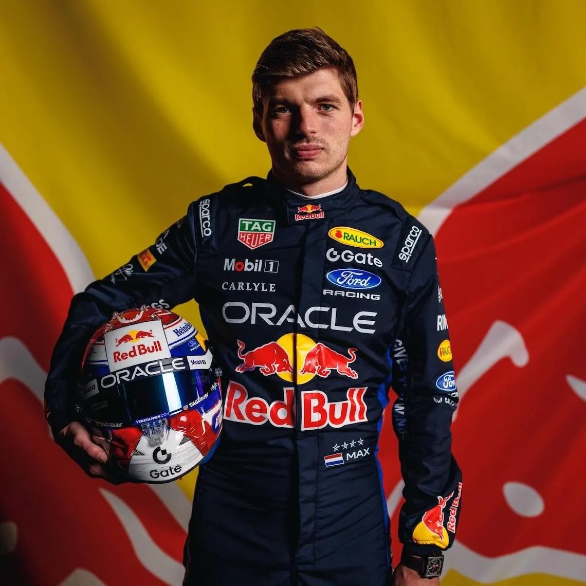 blog_formula1's tweet photo. 🥳 FELIZ ANIVERSÁRIO, MAX VERSTAPPEN! 🥳

Hoje, 30/9, Max Verstappen está completando 29 anos!

Seus números na F1:

248 GPs 
4 títulos (2021, 2022, 2023 e 2024)
71 vitórias (top 3 da história)
134 pódios (top 3 da história)
48 pole positions (top 5 da história)
37 voltas mais rápidas (top 6 da história)
Piloto mais jovem a participar de um GP (2015)
Piloto mais jovem a pontuar (2015)
Piloto mais jovem a vencer (2016)