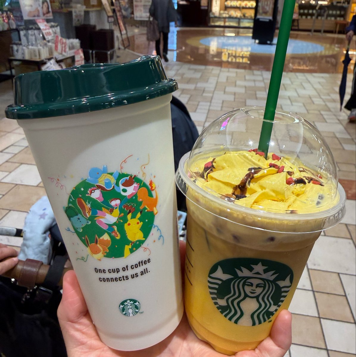 ayunteuk374's tweet photo. ピカチュウラテ飲んで、ポケモンのカップも買えた🥰オンラインも欲しいの買えたし満足🥰明日から旦那の育休が終わるからイヤイヤ3歳児と宇宙人0歳児のワンオペだー！！！！頑張るぞ！！！！(自分への激励ってことで今日だけでスタバに課金しすぎてやばいww手当まだまだ入らないのにww) https://t.co/C8DPC91eIw