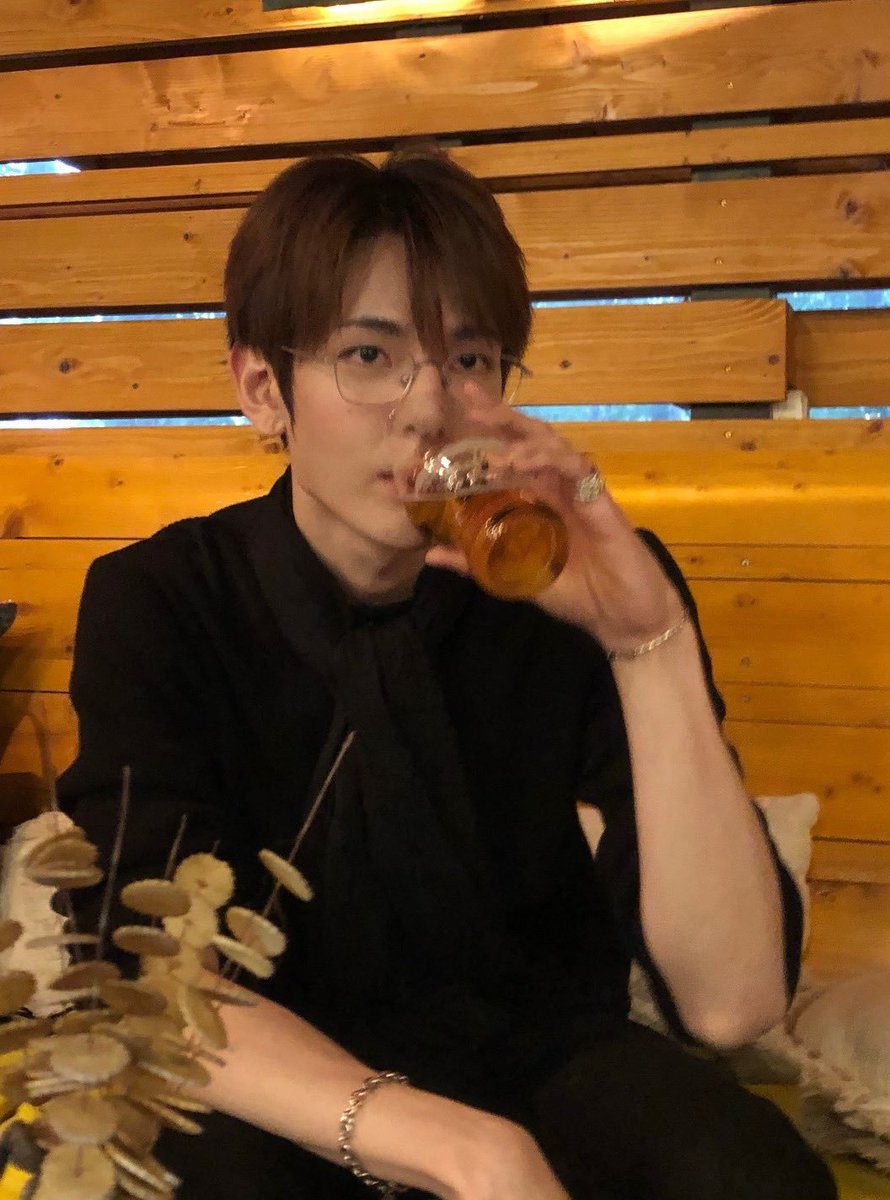 m1miiz_'s tweet photo. SE FUE A TOMAR UN VINITO Y NO INVITA EL FORRO, OK KYUNGMIN 👍🏻

(te amo forri)

#MU #뮤 #EPEX #에펙스 https://t.co/EG4e1amuES