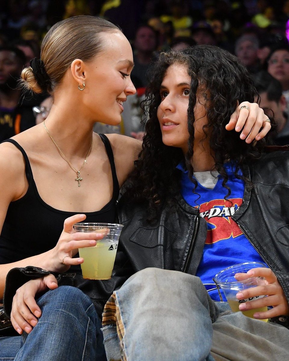 femmeraivosa's tweet photo. ranço de quem fala que lily-rose deep combina mais com o ex rato sendo que ela e a 070 shake foram feitas uma pra outra https://t.co/DG1bfpWyu8