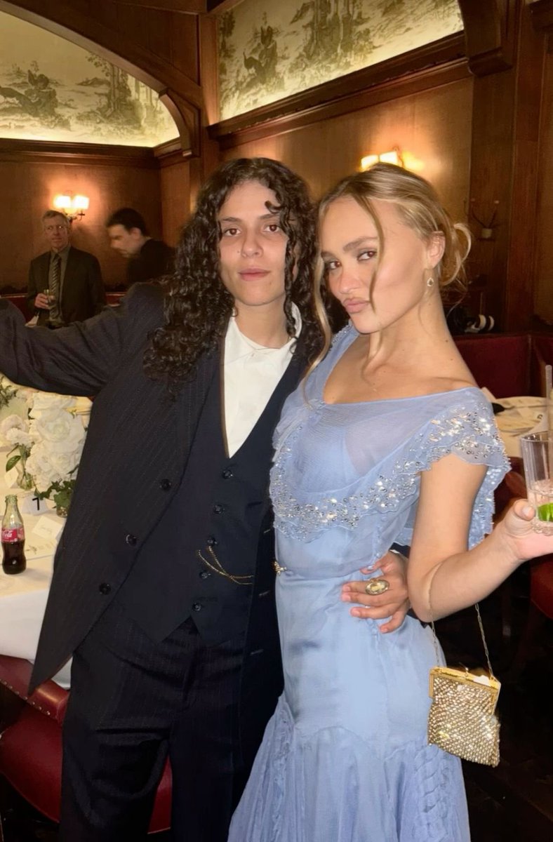 femmeraivosa's tweet photo. ranço de quem fala que lily-rose deep combina mais com o ex rato sendo que ela e a 070 shake foram feitas uma pra outra https://t.co/DG1bfpWyu8