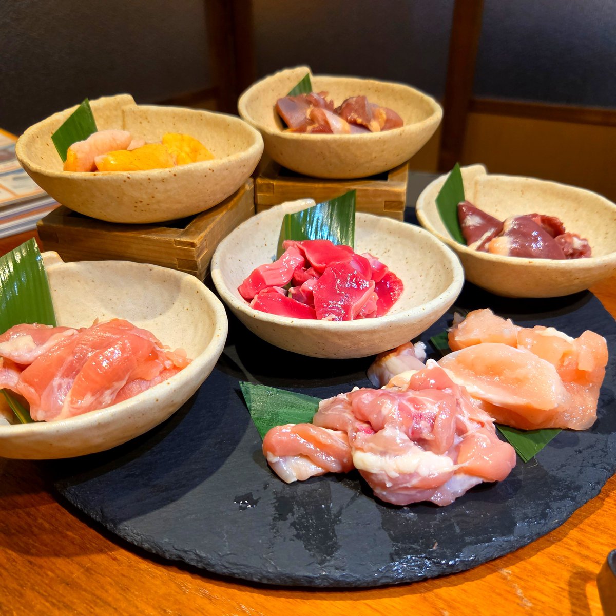 higenjin's tweet photo. 実は…
昨夜こっそり #鳥金 さんへ🐓
【7種盛り】食べて、さらに追加で【上皮】おかわり😋ｳﾋﾋ
久し振りに食べて再確認したけど、やっぱりこの鶏皮は日本一です😍🥇🏆
鶏皮好きな人は騙されたと思って… いや、騙してでも食べさせたい😬ｲｹ!

溶岩焼 鳥金（とりきん） https://t.co/WAiQ6TY6sP⁠� https://t.co/RyWg9TL5vO