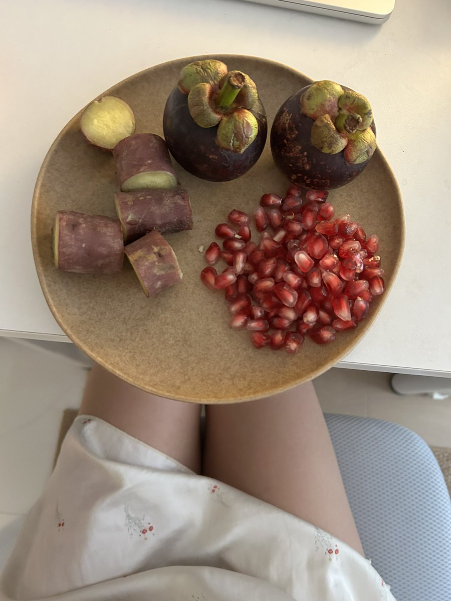 mianbao28's tweet photo. 早餐🥣：🍠石榴 山竹 https://t.co/9f5E3a3mZO