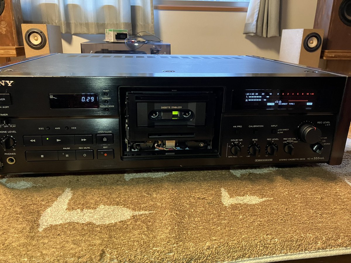 i_hikes's tweet photo. ソニーのカセットデッキTC-K555ESLをメンテする。1990年、価格99.8k。サイドウッド付き13.6kg。堂々たる風格だ。現状ヘッドが上がらないとのこと。こちらの点検では再生できたがやや不安定な感じだ。メンテ歴はありそう。では細かくみていこう。 https://t.co/pB6LTibjFT