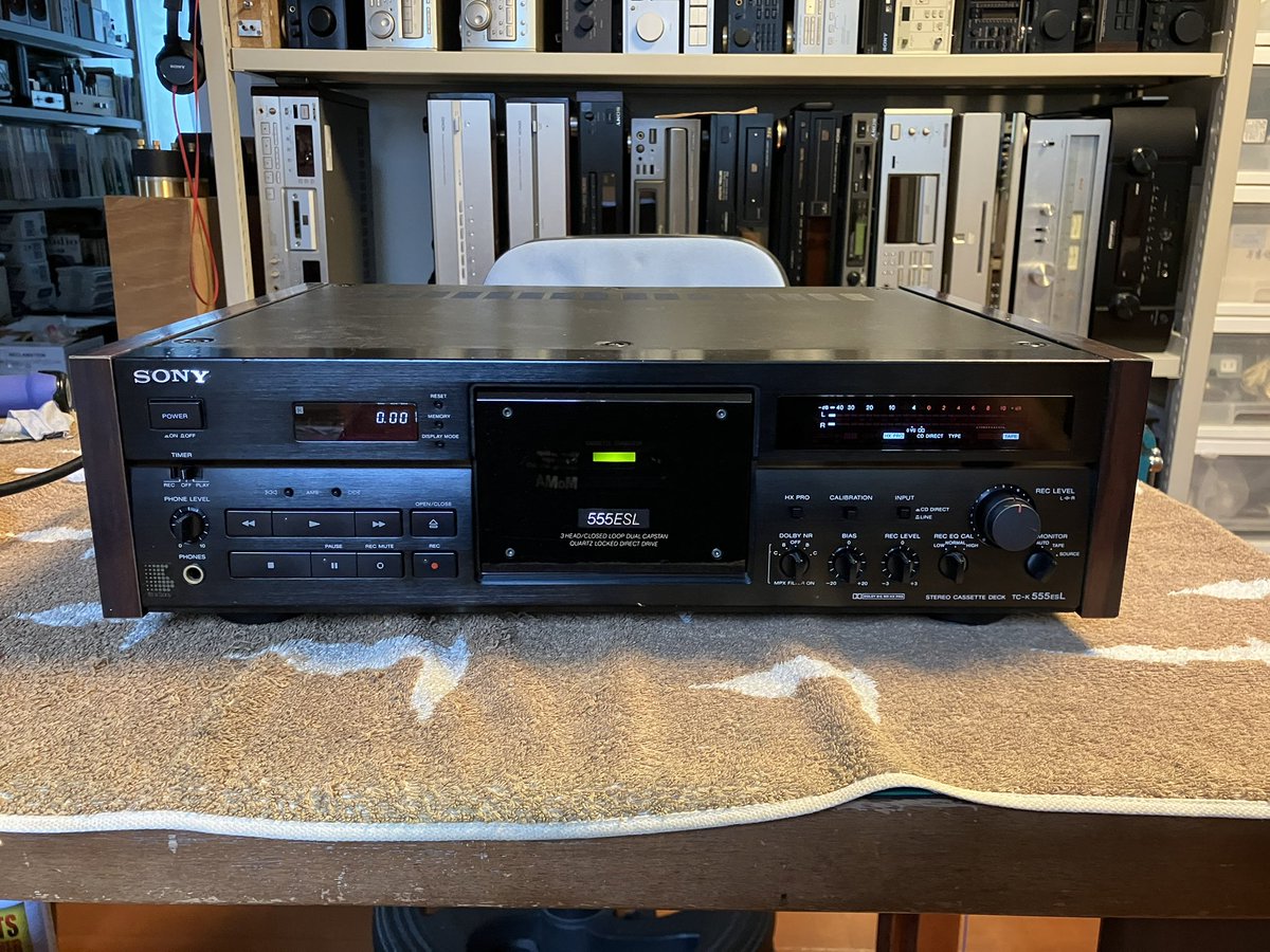 i_hikes's tweet photo. ソニーのカセットデッキTC-K555ESLをメンテする。1990年、価格99.8k。サイドウッド付き13.6kg。堂々たる風格だ。現状ヘッドが上がらないとのこと。こちらの点検では再生できたがやや不安定な感じだ。メンテ歴はありそう。では細かくみていこう。 https://t.co/pB6LTibjFT