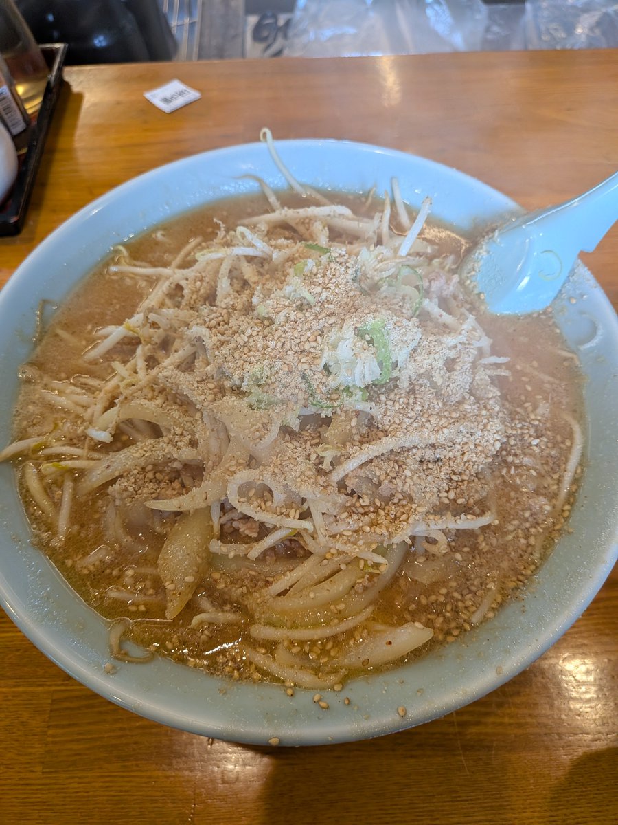 syankusu923's tweet photo. えぞっこ蔦江
味噌ラーメンダブル🍜
子供の頃から慣れ親しんだ味はやっぱり美味しい👍
東前のおっちゃんの真似してサッポロ一番味噌ラーメンを家で作ったなぁ😁
本日もごちそうさまでした🙏 https://t.co/kzb6haE1aM