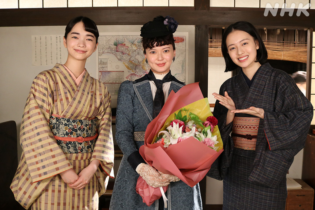asadora_nhk's tweet photo. ＼#風薫るクランクアップ／
【 💐多部未華子さん 💐髙嶋政宏さん】

大山夫妻のクランクアップ。
妻の捨松からお花を渡された髙嶋さん。とてもうれしそうでした。
そして、多部未華子さんは最後のシーンで「すてきな役柄で“朝ドラ”の現場に戻って来られてとってもうれしかったです」とお話していました。

#朝ドラ #風薫る
#見上愛 #上坂樹里
#多部未華子 #髙嶋政宏

最終週の見逃し配信は #NHKONE で！プロフィール欄📎から飛べます
※放送から1週間、何度でもご覧いただけます。