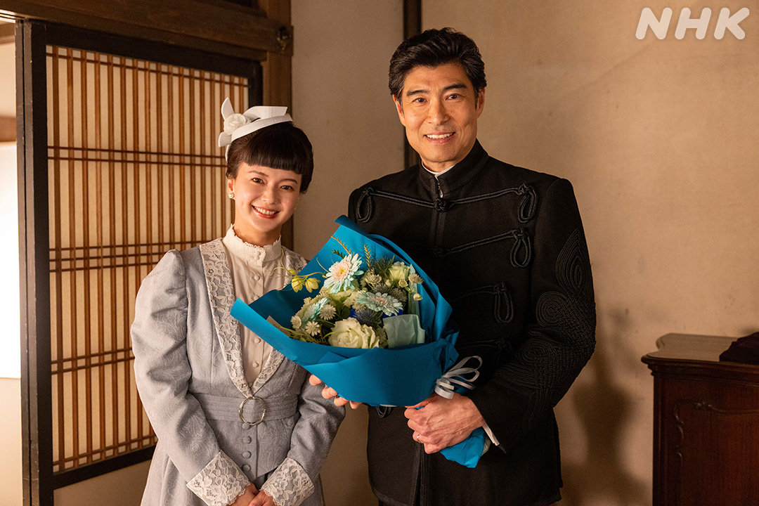asadora_nhk's tweet photo. ＼#風薫るクランクアップ／
【 💐多部未華子さん 💐髙嶋政宏さん】

大山夫妻のクランクアップ。
妻の捨松からお花を渡された髙嶋さん。とてもうれしそうでした。
そして、多部未華子さんは最後のシーンで「すてきな役柄で“朝ドラ”の現場に戻って来られてとってもうれしかったです」とお話していました。

#朝ドラ #風薫る
#見上愛 #上坂樹里
#多部未華子 #髙嶋政宏

最終週の見逃し配信は #NHKONE で！プロフィール欄📎から飛べます
※放送から1週間、何度でもご覧いただけます。