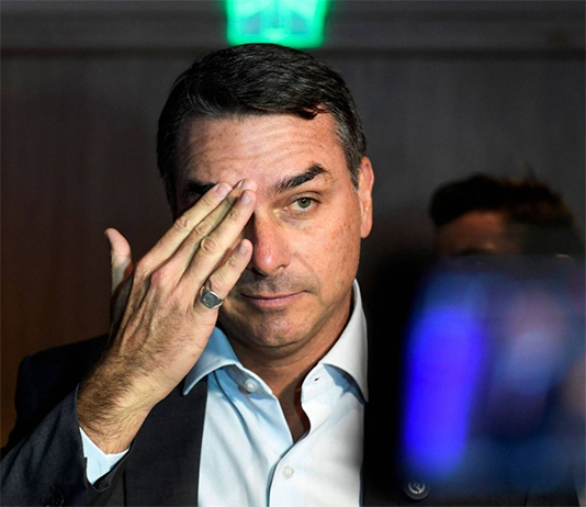 UchoInfo's tweet photo. Informações sobre participação de Flávio em festas com prostitutas confirmam alerta de Michelle #AlexandeSantini #FlavioBolsonaro #festasprivadas #garotasdeprograma #FernandaBolsonaro #MichelleBolsonaro #alerta https://t.co/v3rSzop12R https://t.co/MxHvvIrxGs