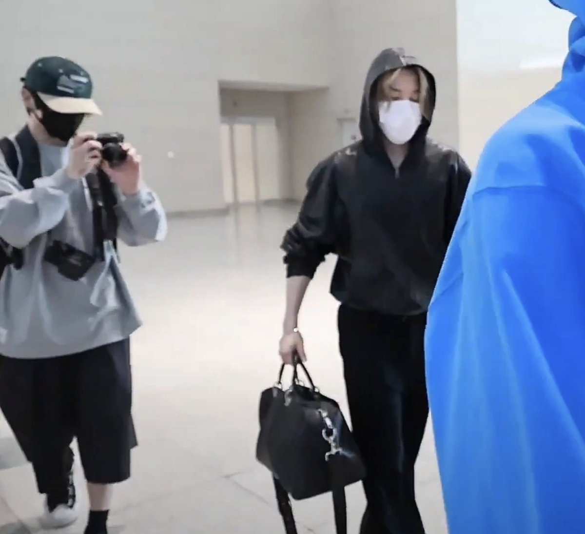 chimojiji's tweet photo. cuidado jimin tem uma sasaeng do seu lado https://t.co/vsrdeTzqMF