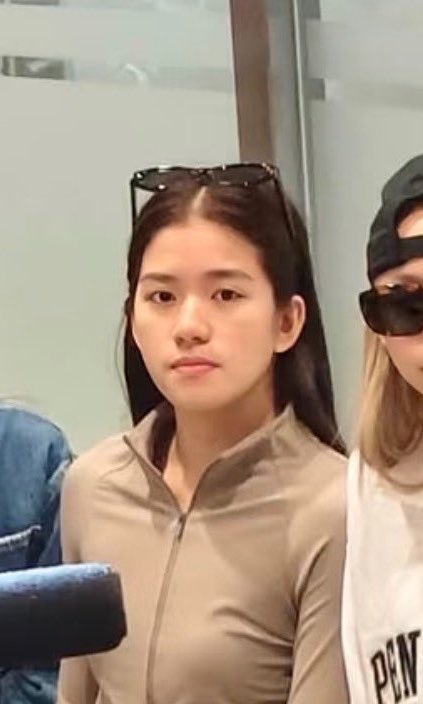 aiahenjoyer's tweet photo. i still can’t see the difference. 😭🤏🏻 https://t.co/mnJ9MCSmH2