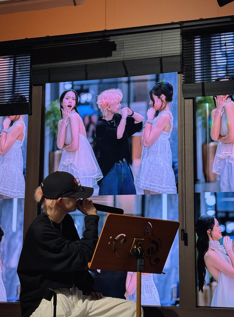 Heziyang9752's tweet photo. ตอนที่ฉันร้องเพลง ฉันคิดถึง LMSY มากเหลือเกิน แอบเปลี่ยนจอหลังเวทีให้เป็นแบบนี้แหละ
แค่ซ้อมเองแหละ ไม่มีคนดู ไม่มีใครด่าหรอก 55555555🤣 https://t.co/2dUFZRmnsS