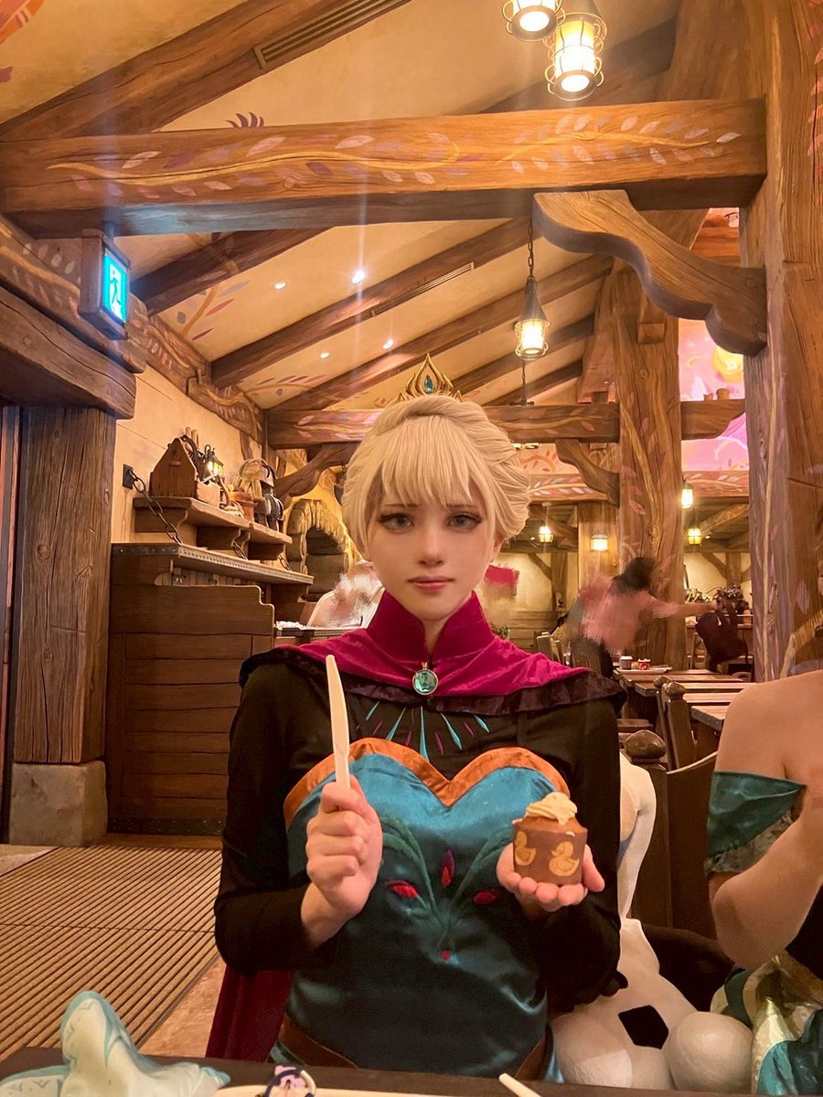 Tukina_second's tweet photo. 去年のDハロ写真なんだけど、ありとあらゆるもので戴冠式ごっこしてたディズニー楽しんでるエルサみて
美味しくいただく魔法使えます https://t.co/uWPDzYXbdQ