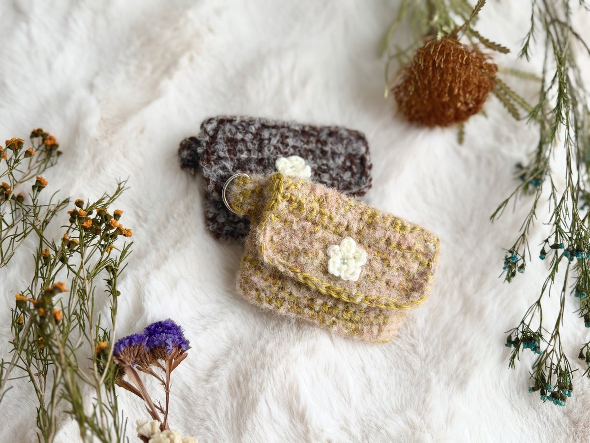 ally_atelier's tweet photo. Dカン付きミニポーチを編みました。
カードも入るサイズなので、カードケースにもなります🌼

minneにて販売中！
 #ハンドメイド
 #かぎ針編み
 #ミニポーチ
 #カードケース
 #小物入れ https://t.co/tV6ytiRUos