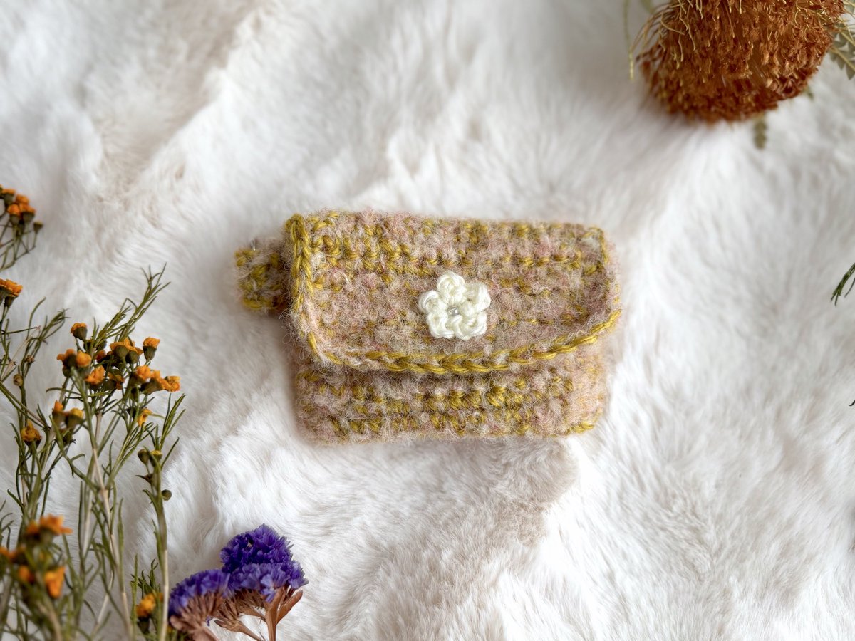 ally_atelier's tweet photo. Dカン付きミニポーチを編みました。
カードも入るサイズなので、カードケースにもなります🌼

minneにて販売中！
 #ハンドメイド
 #かぎ針編み
 #ミニポーチ
 #カードケース
 #小物入れ https://t.co/tV6ytiRUos
