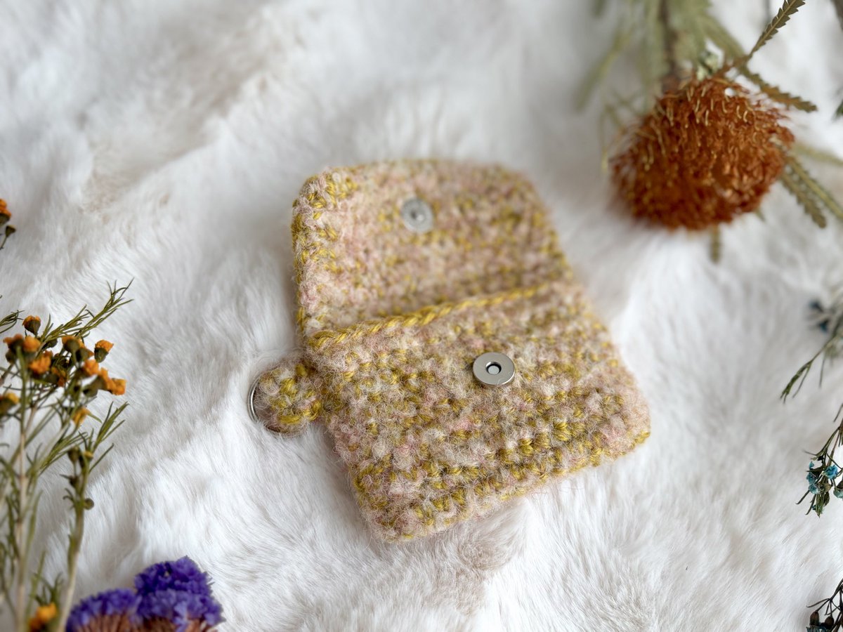 ally_atelier's tweet photo. Dカン付きミニポーチを編みました。
カードも入るサイズなので、カードケースにもなります🌼

minneにて販売中！
 #ハンドメイド
 #かぎ針編み
 #ミニポーチ
 #カードケース
 #小物入れ https://t.co/tV6ytiRUos