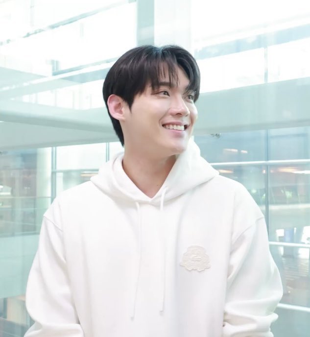 Nhi7cute's tweet photo. 너의 노력이 파리라는 큰 무대에서 반짝반짝 빛나기를 바랄게. 조심히 잘 다녀와. 🇫🇷🩵🇫🇷

KIM YOON SIK PARIS FASHION WEEK  #KIMYOONSIKPFWSS27 #YoonSikInParis https://t.co/SVQp4Zp3pj