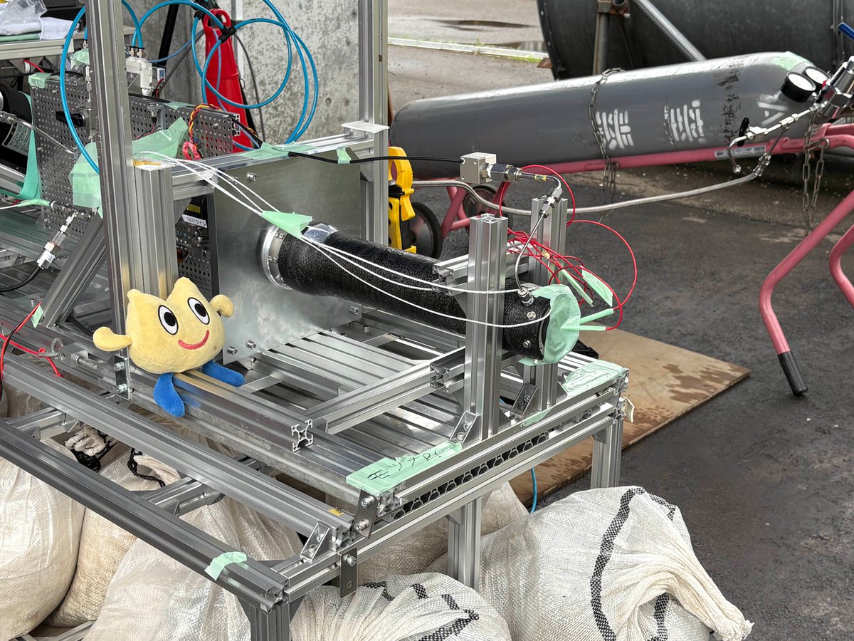 HybridSard's tweet photo. 昨日9月29日、植松電機様の敷地内にて自作エンジンの燃焼実験を行い、無事に成功いたしました！

初のCFRPモータ、タンク大型化、新バルブシステム、新燃焼架台…と、新しい挑戦が盛りだくさんの実験でした！

#SARD #室蘭工業大学 #植松電機 #ハイブリッドロケット #燃焼実験 #自作エンジン https://t.co/AQZTuP7uXK