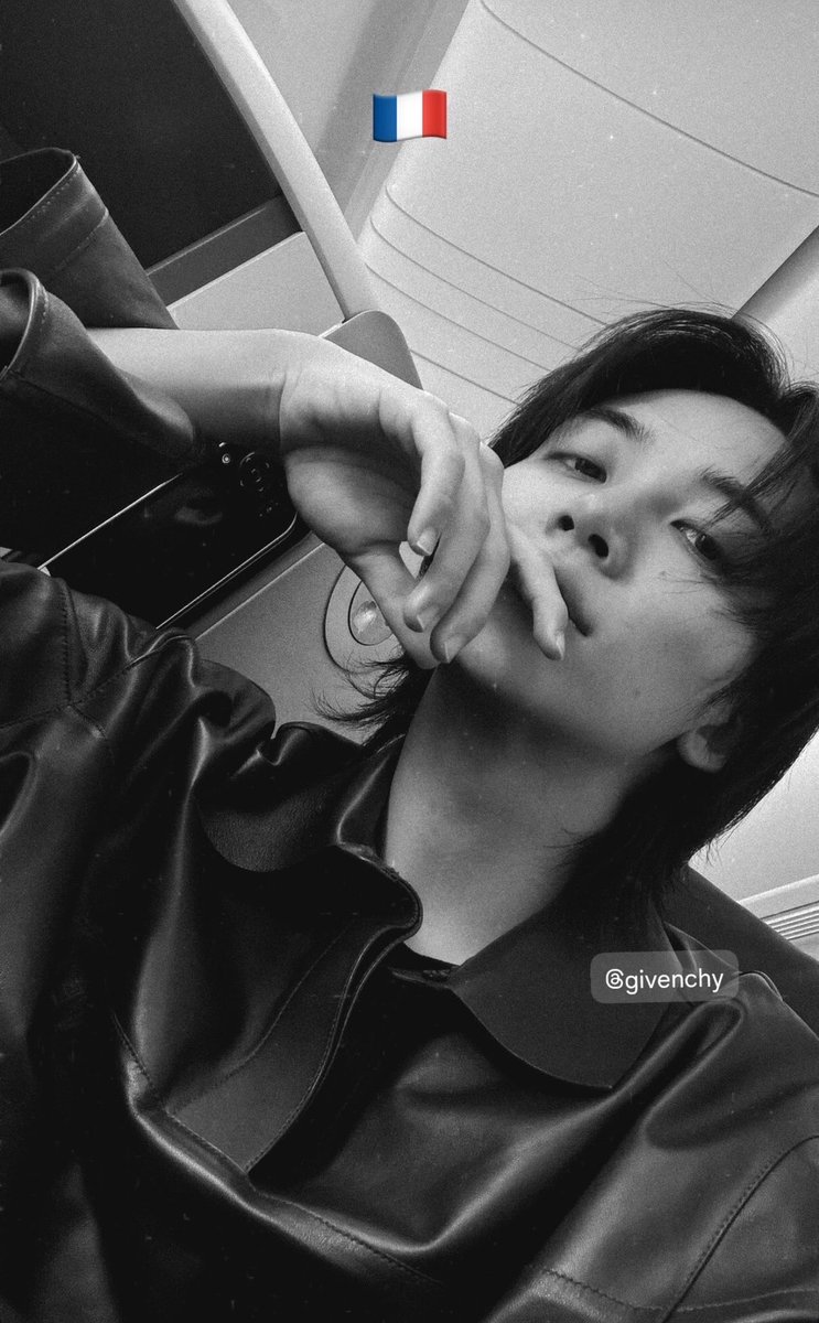 hime1004_'s tweet photo. 2023 for ysl🇫🇷                                 2026 for givenchy🇫🇷 https://t.co/kcZzKls9kN