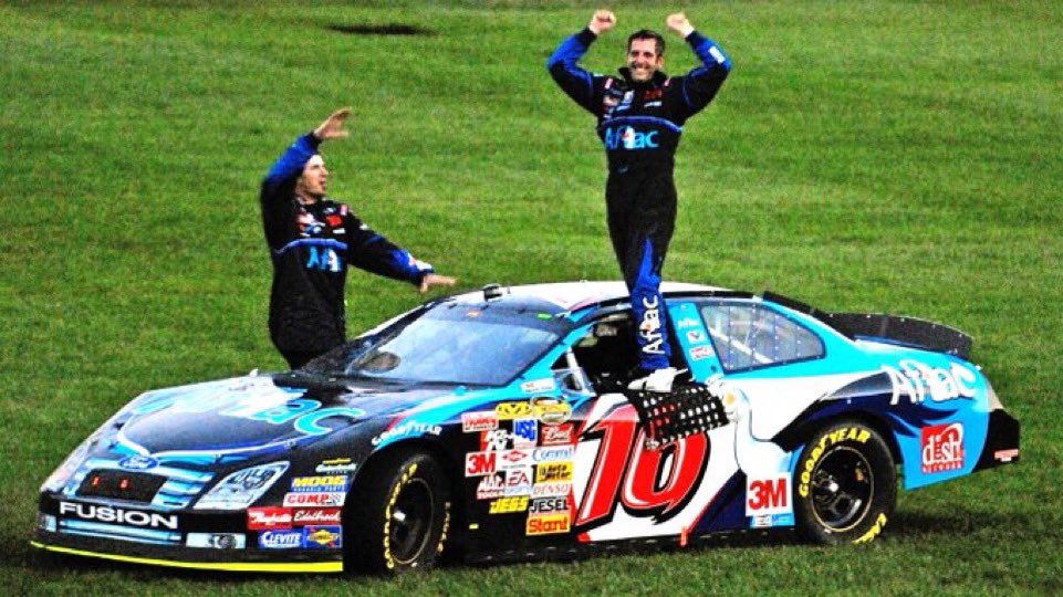 LegendsNascar's tweet photo. Greg Biffle won the 2007 Lifelock 400 at Kansas nineteen years ago today. 🏁

#TheBiff 🏁 #RIP https://t.co/i27tqxiYo8
